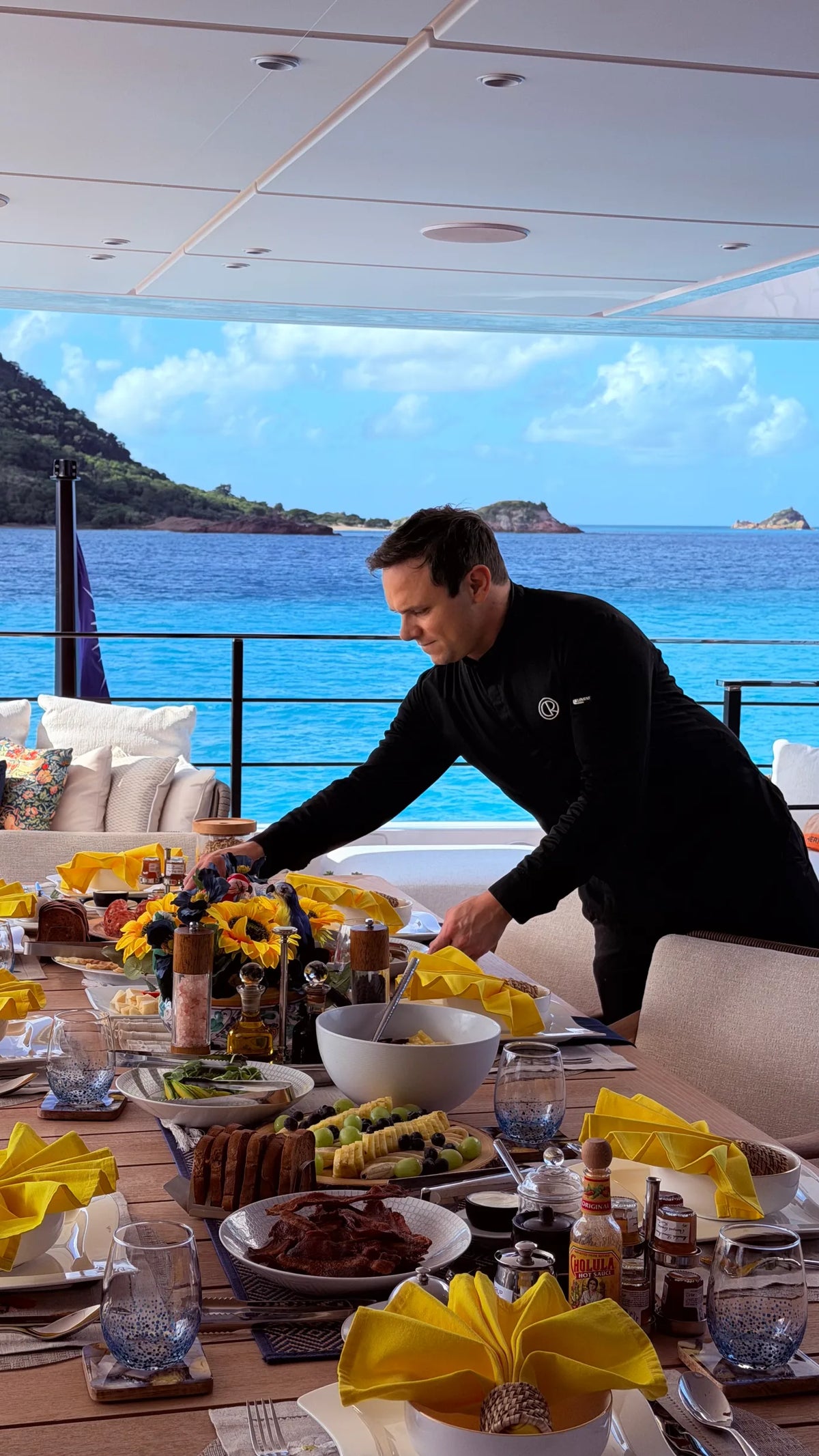 Le fondateur de Yacht Élite Academy dresse une table sur le pont d'un yacht